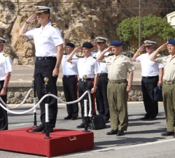 Su Alteza Real el Príncipe de Asturias recibe honores a cargo de un piquete de Guardia Militar